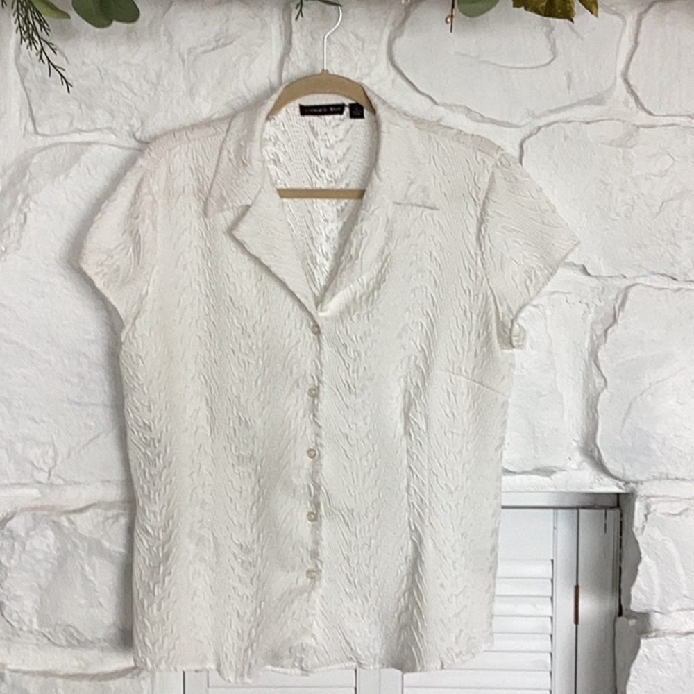 Essentials by Milano White large v neck button front stretchy short sleeve top